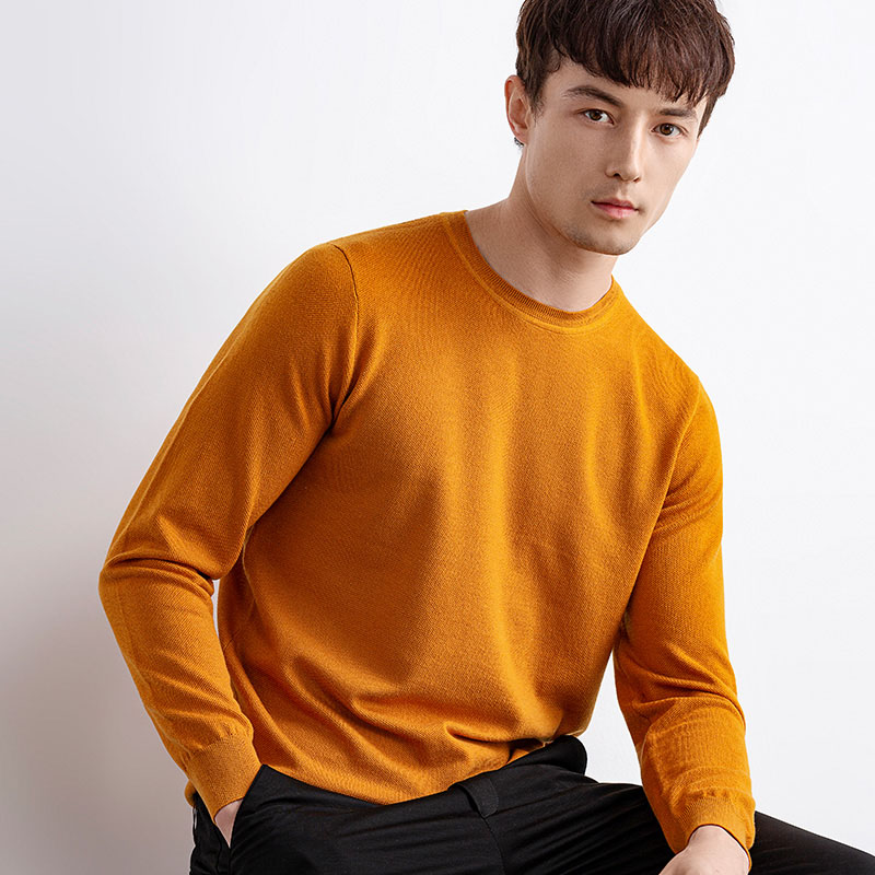 Le pull en cachemire en V en V est produit en Chine et est disponible en trois couleurs différentes au choix: bleu clair, bleu marine et gris au charbon de bois.
