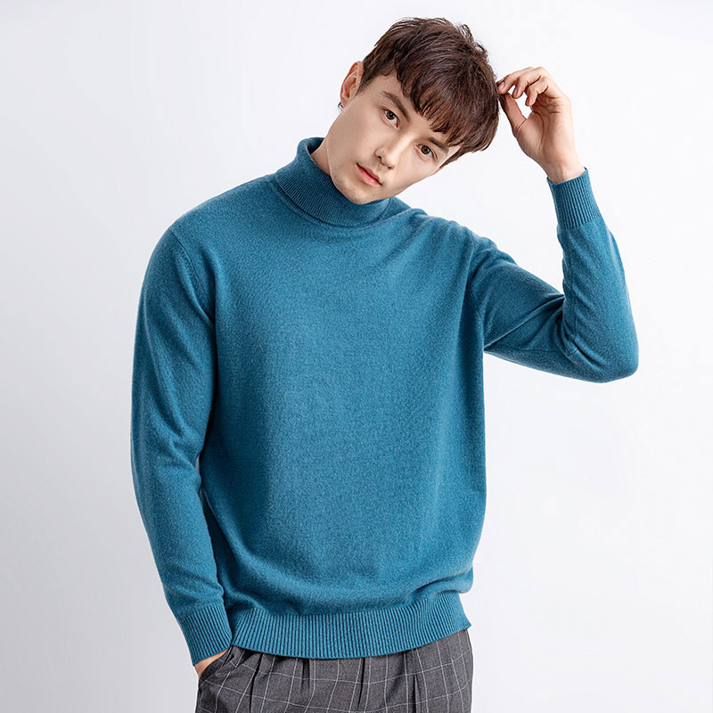 C'est là que le pull de pull à cou de cou Uniforme en V est en jeu