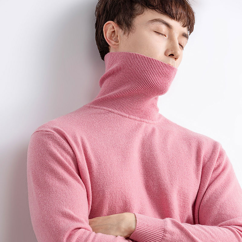 Un petit pull à col montant a-t-il l'air mince ?